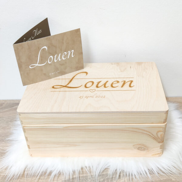 'Strakke lijnen en een naam met liefde' - deze minimalistische opbergkist brengt een moderne toets met persoonlijke charme.