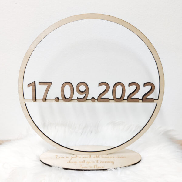 Gepersonaliseerde houten cirkel met een speciale datum, het perfecte accent voor een gedenkwaardig interieur.