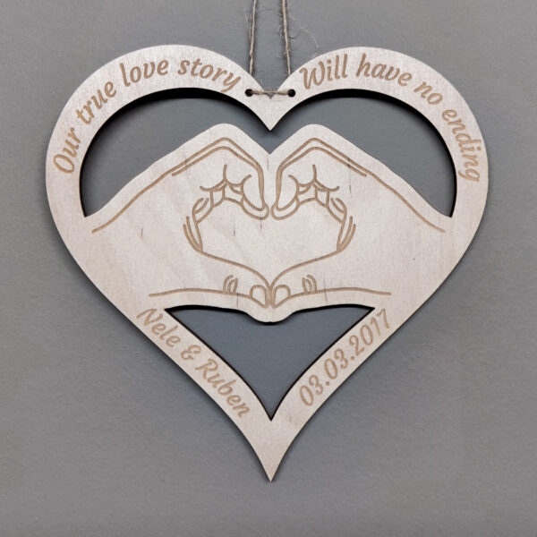Een hartverwarmende herinnering: gepersonaliseerde houten hart met gegraveerde handen, het perfecte symbool van jullie liefde.