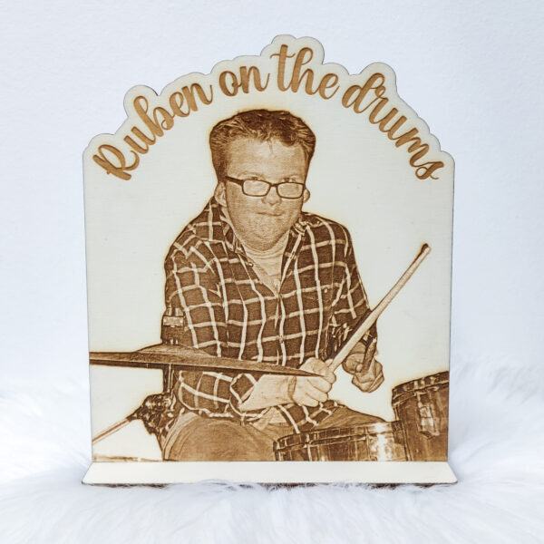 Vereeuwig je mooiste momenten met een gepersonaliseerde staande foto in hout - een tijdloos stuk vakmanschap.