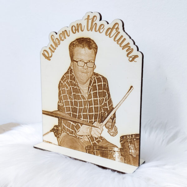 Vereeuwig je mooiste momenten met een gepersonaliseerde staande foto in hout - een tijdloos stuk vakmanschap.