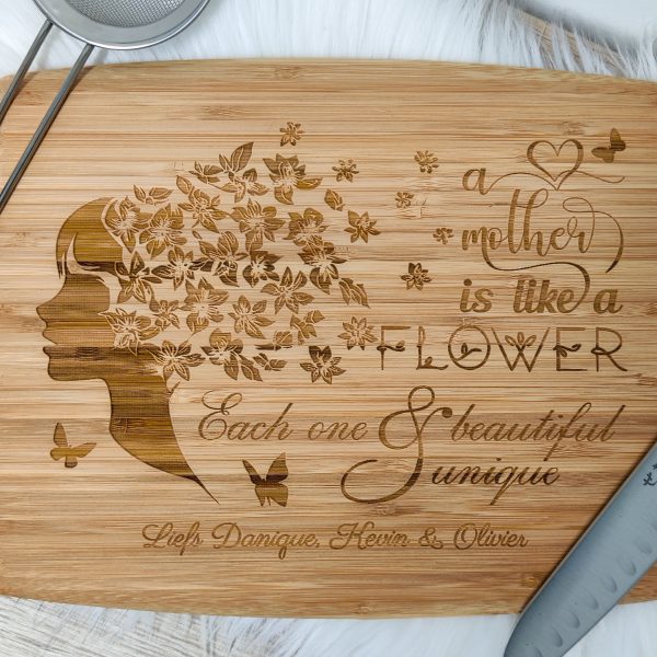 Een gepersonaliseerde touch voor je keuken - de bamboe snijplank met een hartverwarmende gravure.
