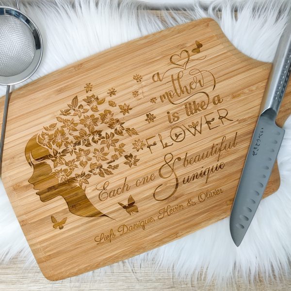 Een gepersonaliseerde touch voor je keuken - de bamboe snijplank met een hartverwarmende gravure.