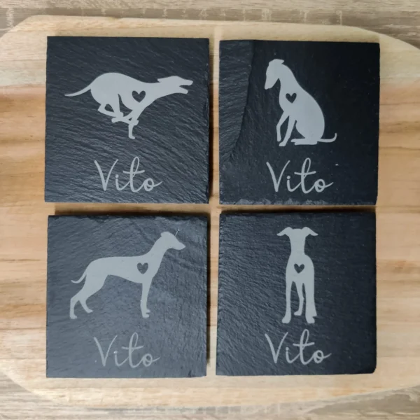 Ontdek unieke leisteen onderzetters met windhondgravure, perfect voor elke hondenliefhebber. Personaliseer met een naam voor een speciaal cadeau.