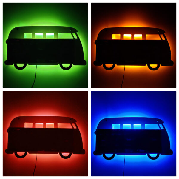 Een foto van een gepersonaliseerd houten busje met LED-verlichting voor speelgoedauto's, opgehangen aan een muur met een blauwe achtergrond.