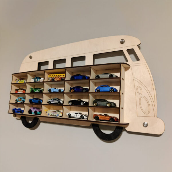 Een foto van een gepersonaliseerd houten busje met LED-verlichting voor speelgoedauto's, opgehangen aan een muur met een blauwe achtergrond.